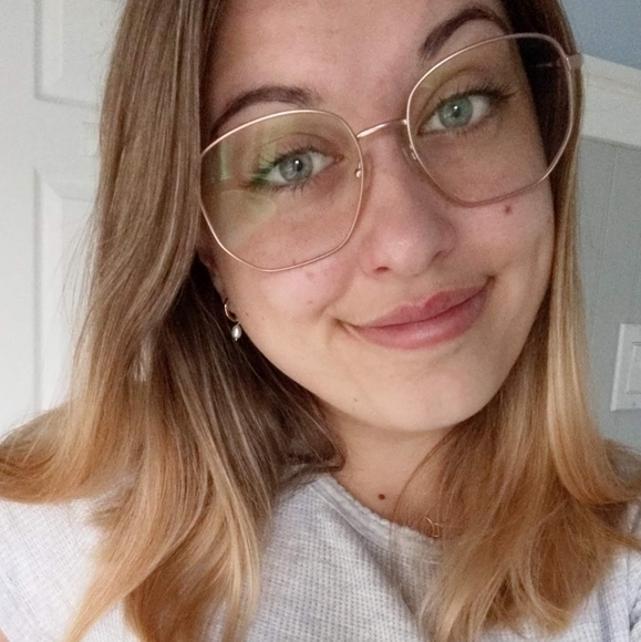 Meet your Posher, Hailey - Picture 1 of 4